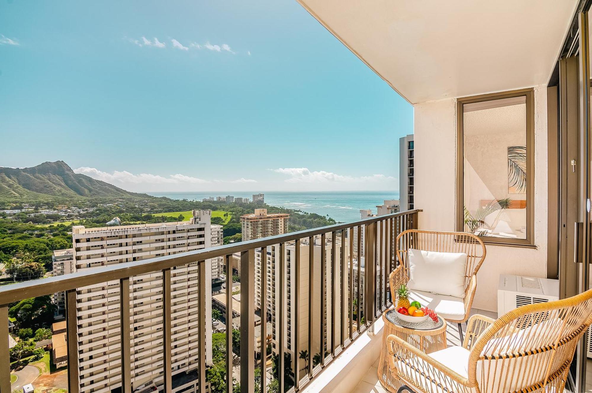 Waikiki Banyan: Diamond Head And Ocean View Condo! Apartment